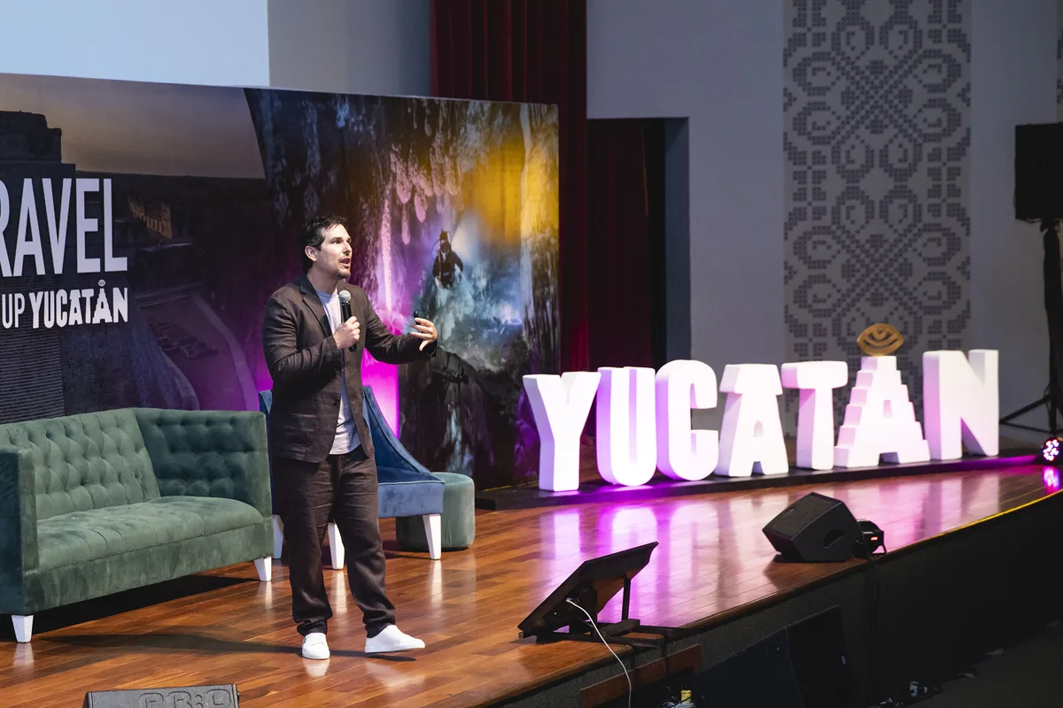 Alan Estrada en el escenario de Travel Pop Up Yucatán 2022