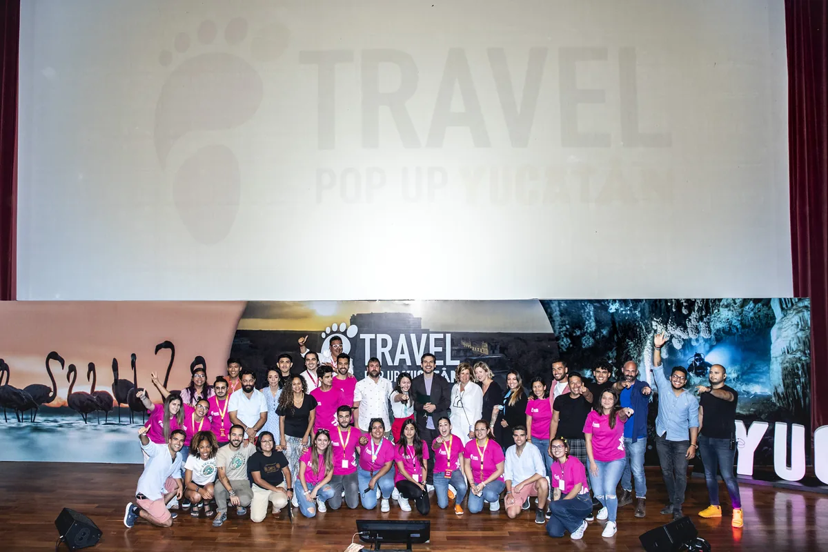 Foto de familia de Travel Pop Up Yucatán 2022 sobre el escenario