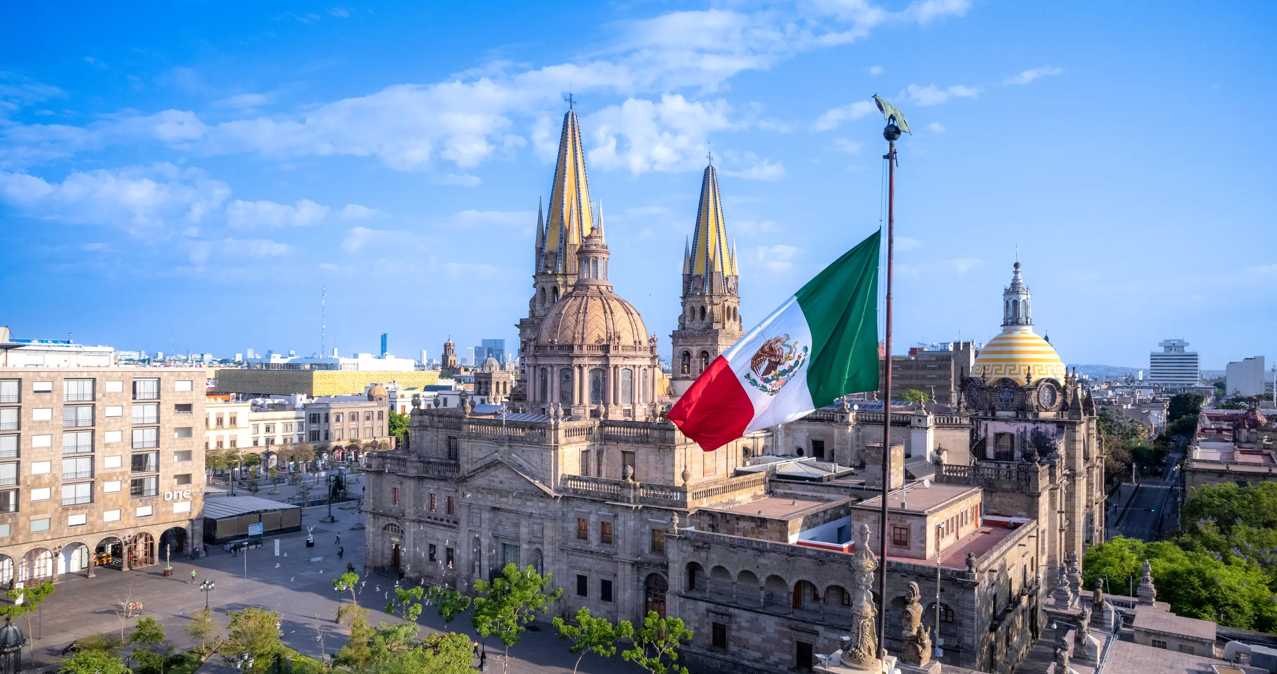 La Catedral de Guadalajara y la bandera de México sobre el Centro Histórico
