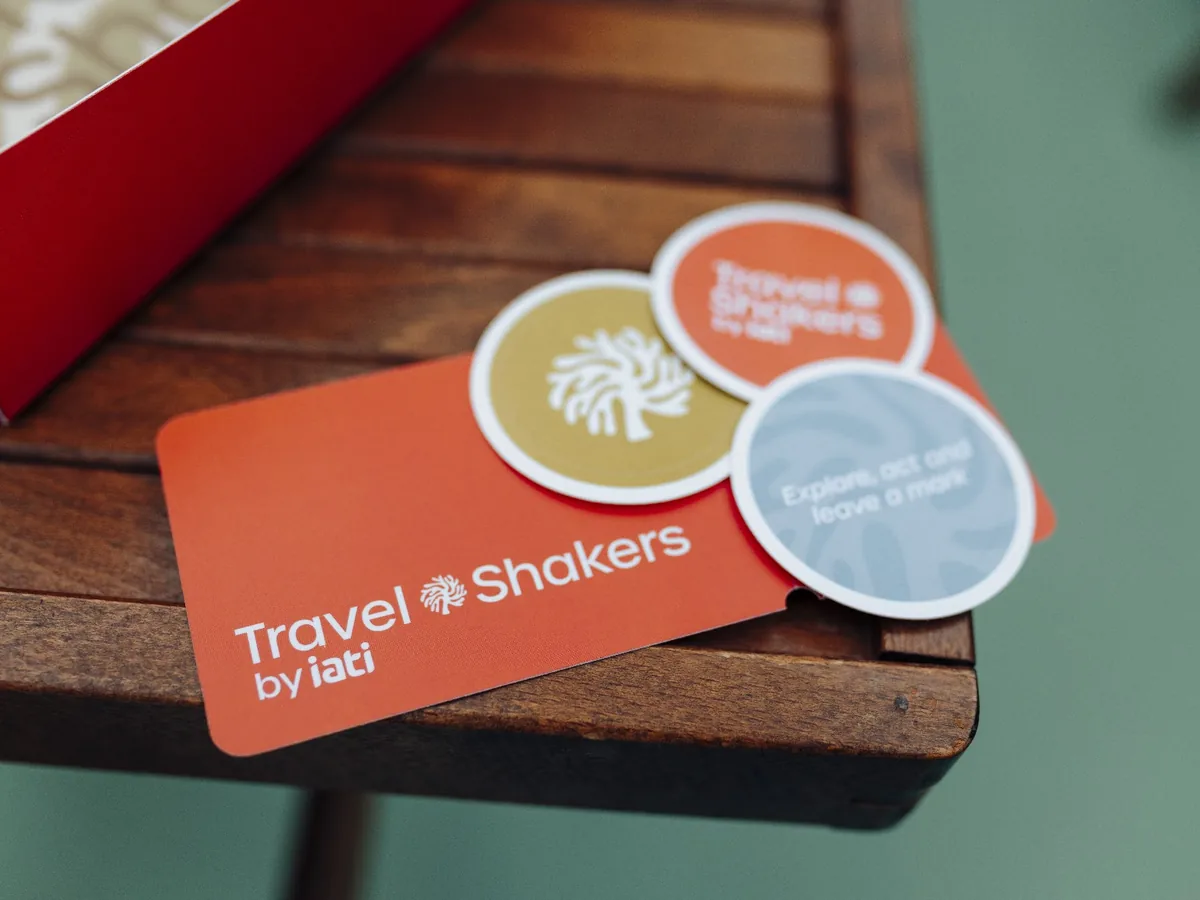 Tarjetas de Travel Shakers, el movimiento de turismo responsable de IATI Seguros