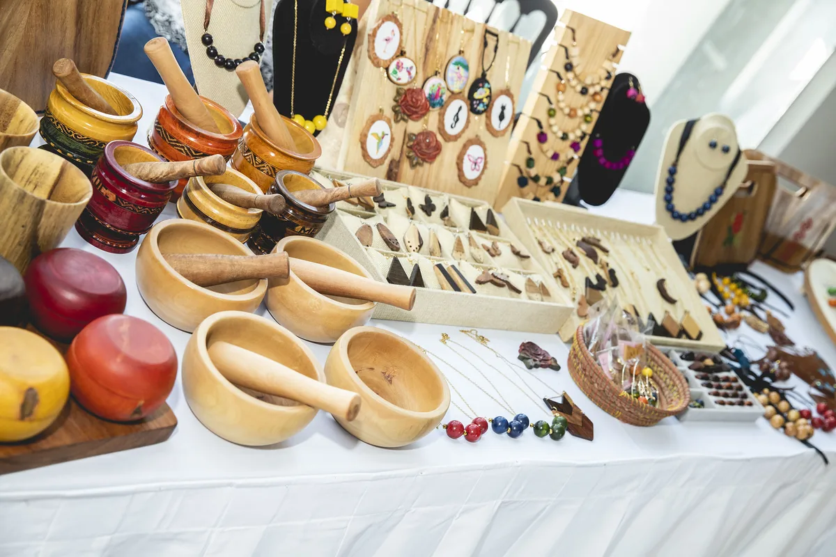Accesorios de artesanas locales en la Zona Pop Up